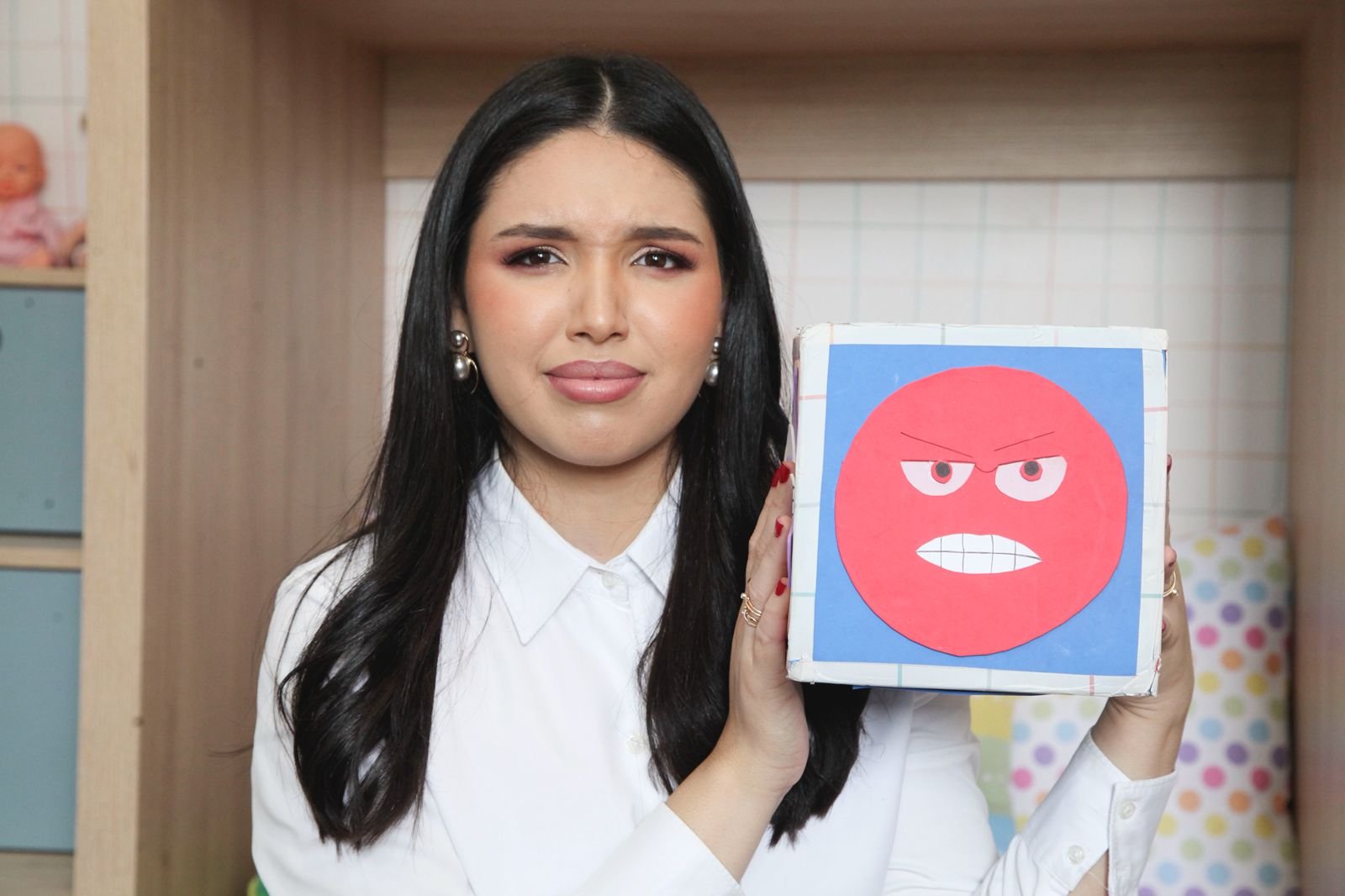 Esther com material terapêutico de emoções