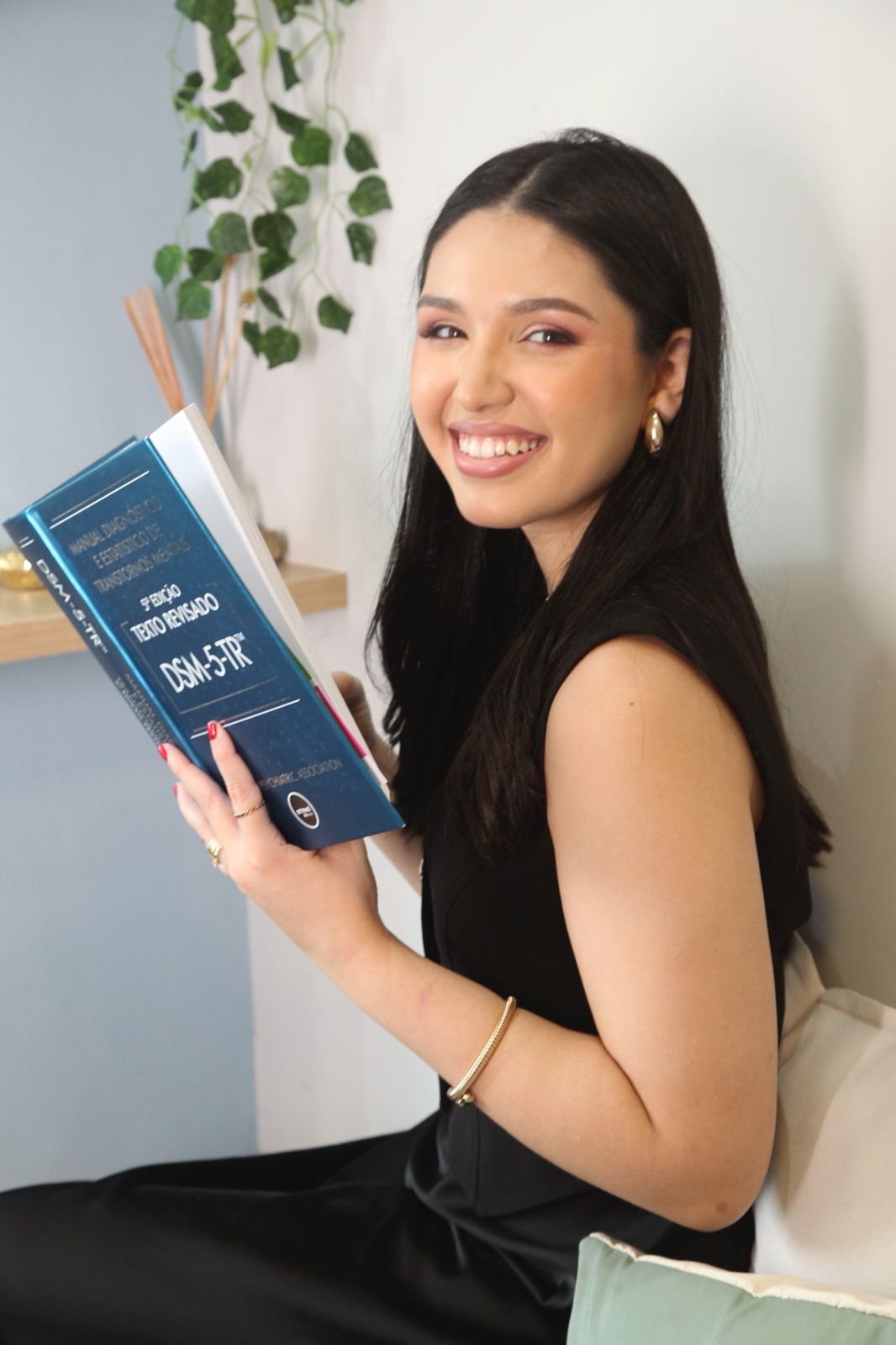 Esther Pantoja psicóloga sorrindo com DSM-5